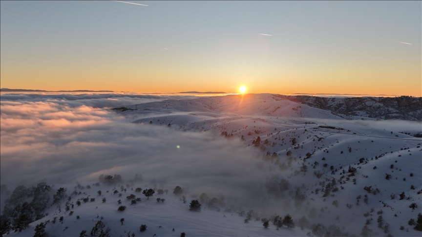 Samsun'da kar altındaki Dürtmen Dağı'nda oluşan sis dronla görüntülendi