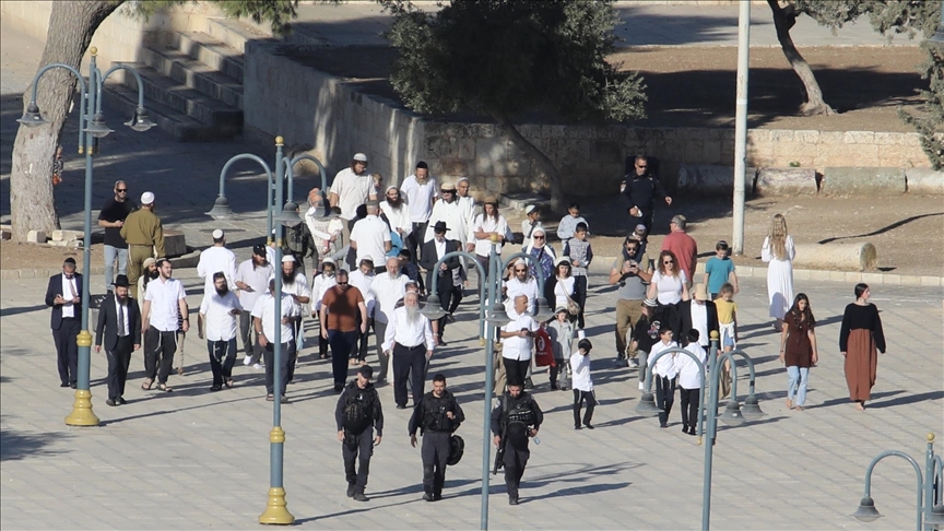 383 مستوطنا يقتحمون المسجد الأقصى بحراسة الشرطة الإسرائيلية