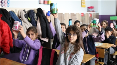 Vanlı öğrenciler "Yeşeren Kumbaram" projesiyle 8 ilde 213 fidanı toprakla buluşturdu