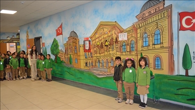 Kocaeli'de öğrenciler hayat bilgisi dersinde öğrendiklerini okul koridorlarına çizilen resimlerle pekiştiriyor