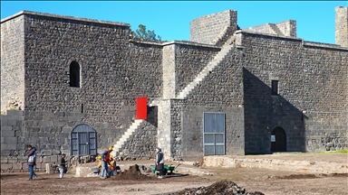 Qismekî sûrên dîrokî yên Diyarbekirê derxistin ser rûyê erdê