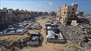 İsrail'in Gazze'deki soykırımı nedeniyle yerinden edilen Filistinliler hasar gören binalarda yaşam mücadelesi veriyor