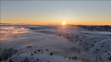 Samsun'da kar altındaki Dürtmen Dağı'nda oluşan sis dronla görüntülendi
