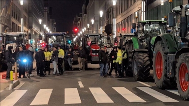 Poljoprivrednici traktorima blokirali ceste u Briselu protestirajući zbog trgovinskog sporazuma EU-a i Mercosura