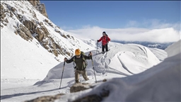 Li Tunceliyê hilkişîna çiyayên ku berfê nixûmandine, turîzma zivistanê zindî dike