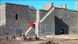 Qismekî sûrên dîrokî yên Diyarbekirê derxistin ser rûyê erdê