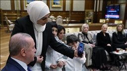 أردوغان يجري اتصالا مرئيا مع مصور الأناضول بغزة علي جاد الله 