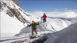 Tunceli'de karlı dağlara yapılan tırmanışlar kış turizmine canlılık katıyor