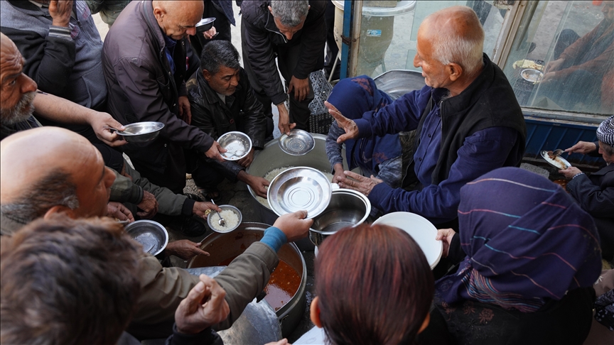 حاجی فایەقی خێرخواز ٢٦ ساڵە لە سلێمانی بێ بەرامبەر سکی هەژاران تێر دەکات