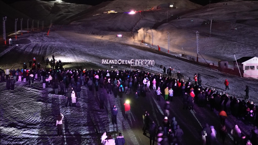 تركيا.. انطلاق موسم التزلج في "بالاندوكان" بأجواء احتفالية