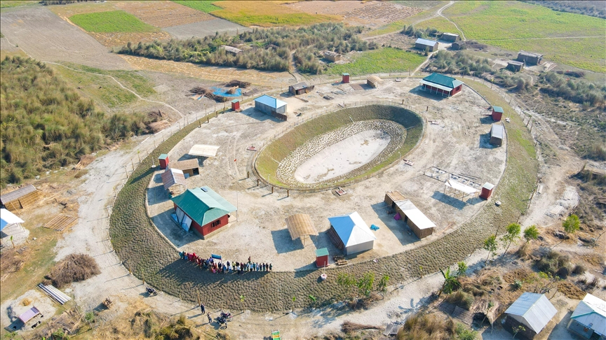 TİKA Bangladeş'in nehir adalarında su baskınlarına dayanıklı köy inşa etti