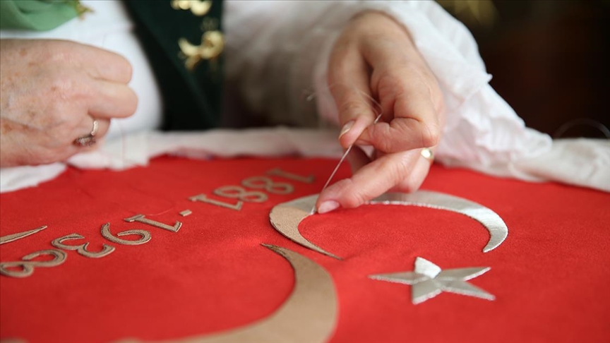 Ailesinden öğrendiği sim sırma sanatını geleneksel usullerle yaşatıp geleceğe taşıyor