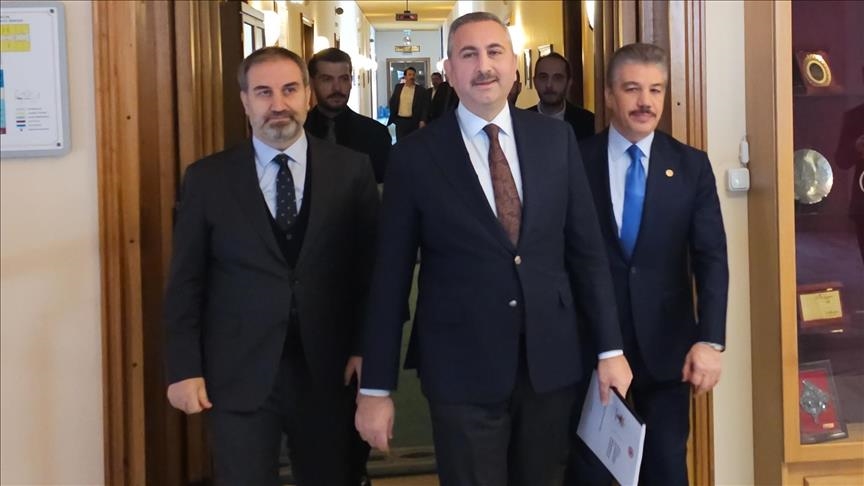 ئاک پارتی ڕاپۆرتی كۆميسیۆنی هاده‌نگیی نه‌ته‌وه‌یی و برایەتیی و دیموکراسیی پێشکەشی سەرۆکایەتیی پەرلەمانی تورکیا کرد