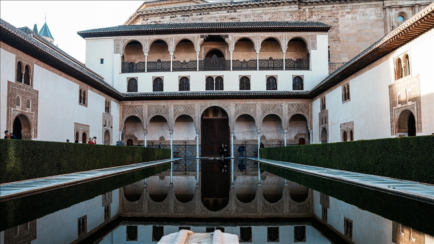 Pallati Alhambra pasqyron trashëgiminë islame të Andaluzisë në Spanjë