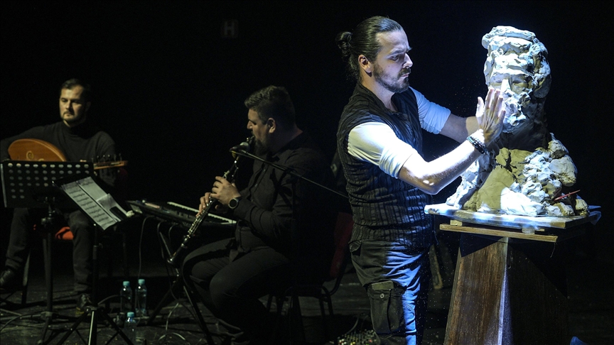 Performans "Triptih" u Sarajevu: Spoj materije, muzike i pokreta