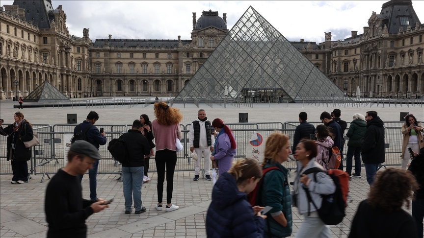 Stafi i Muzeut të Luvrit i jep fund grevës 3-ditore pas bisedimeve me Ministrinë franceze të Kulturës