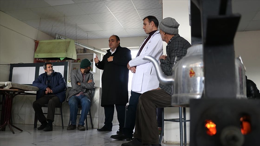 Gönüllü doktor ve gençler sağlık taraması ve ilk yardım eğitimi için köy yollarında