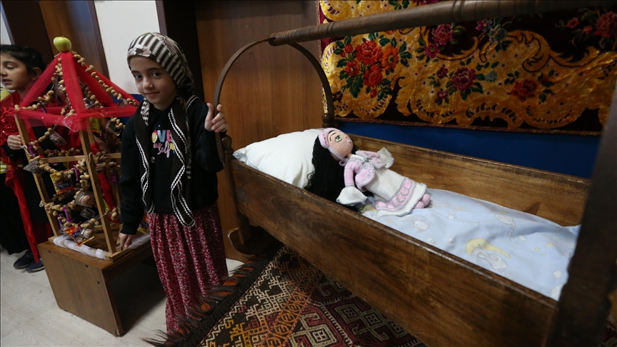 Kars'ta ilkokulda asırlık eşyalarla geçmişten geleceğe köprü kuruldu