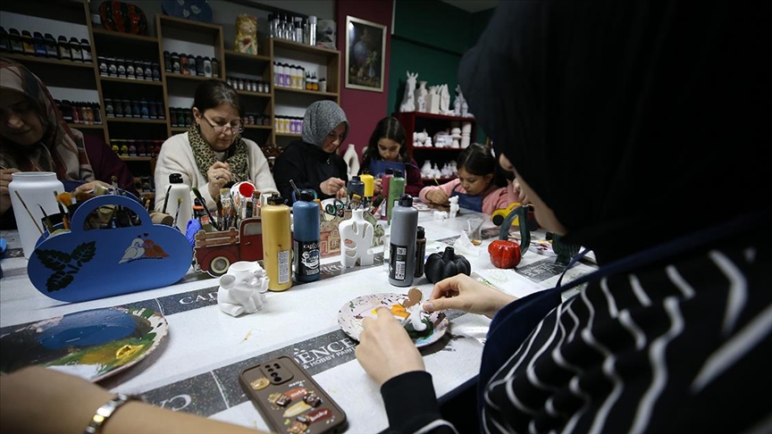 Yolları sanatla kesişen kadınlar el emeklerini kazanca dönüştürüyor