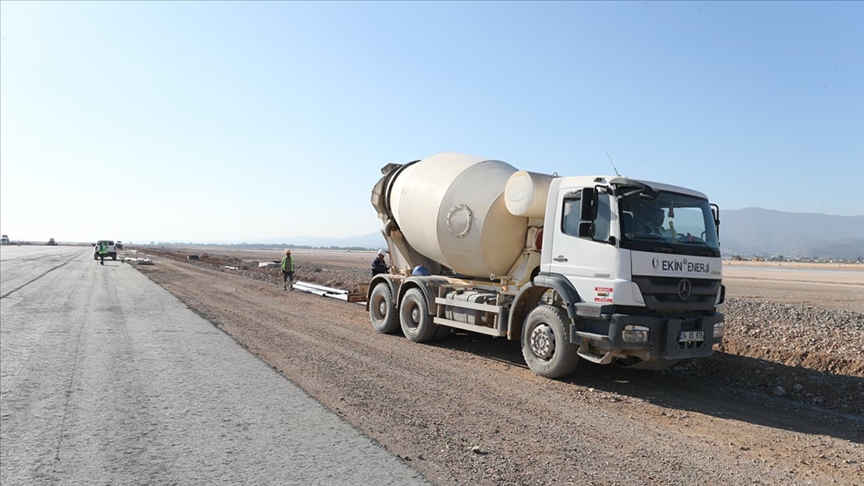 Hatay Havalimanı'nda ikinci pistin yapım çalışması sürüyor