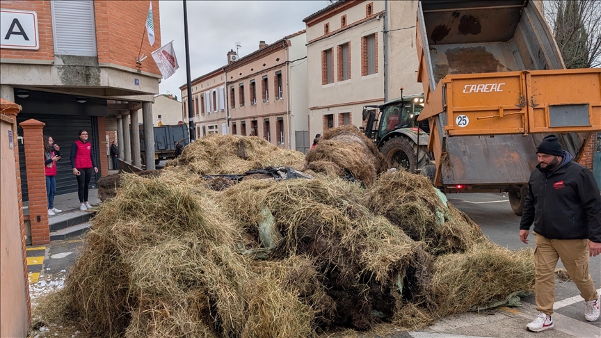 France : des agriculteurs manifestent devant la résidence du couple Macron au Touquet