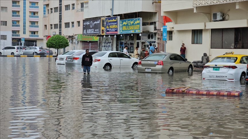  Обилни дождови ги поплавија патиштата и го отежнаа секојдневието во ОАЕ