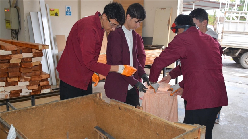 Li Şirnexê xwendekarên beşa mobîlyayê piştgiriya ardûyê dan welatiyan