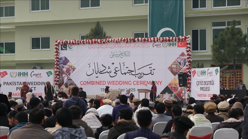 بدعم تركي.. 43 زوجا باكستانيا يدخلون القفص الذهبي في حفل زفاف جماعي