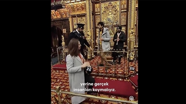 İngiltere Parlamentosunda Kral tahtı önünde Lordlar Kamarası karşıtı eylem