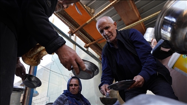 Bamirësi irakian ofron ushqim për të varfrit dhe udhëtarët prej 25 vitesh