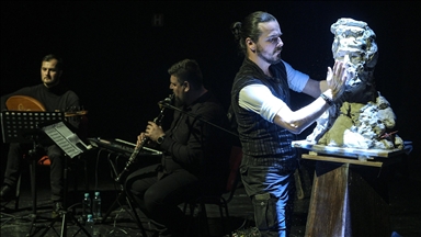 Performans "Triptih" u Sarajevu: Spoj materije, muzike i pokreta