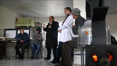 Gönüllü doktor ve gençler sağlık taraması ve ilk yardım eğitimi için köy yollarında