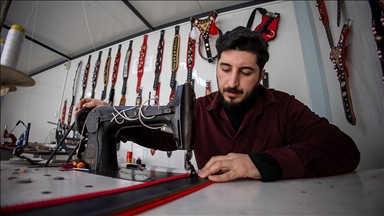 Konteynerde ürettiği köpek tasmalarını 20'den fazla ülkeye ihraç ediyor