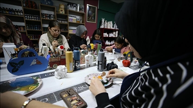 Yolları sanatla kesişen kadınlar el emeklerini kazanca dönüştürüyor