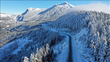 Покрытые белоснежным покровом Кюре-Даглары зафиксированы с высоты птичьего полета