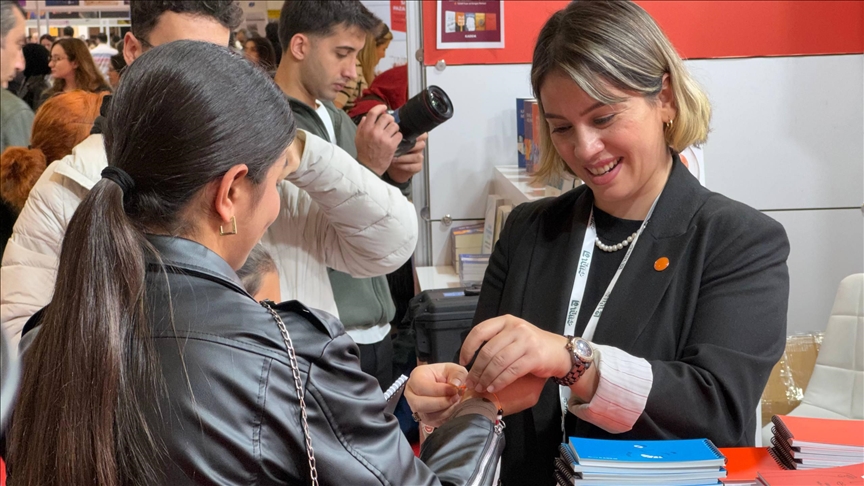 KADEM, İstanbul Kitap Fuarı'nda Gazze'deki soykırıma dikkat çekmek için bileklik dağıttı