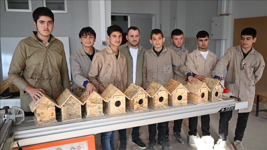 Depremde hayatını kaybeden öğretmen ve öğrencilerin ismi kuş evlerinde yaşatılacak