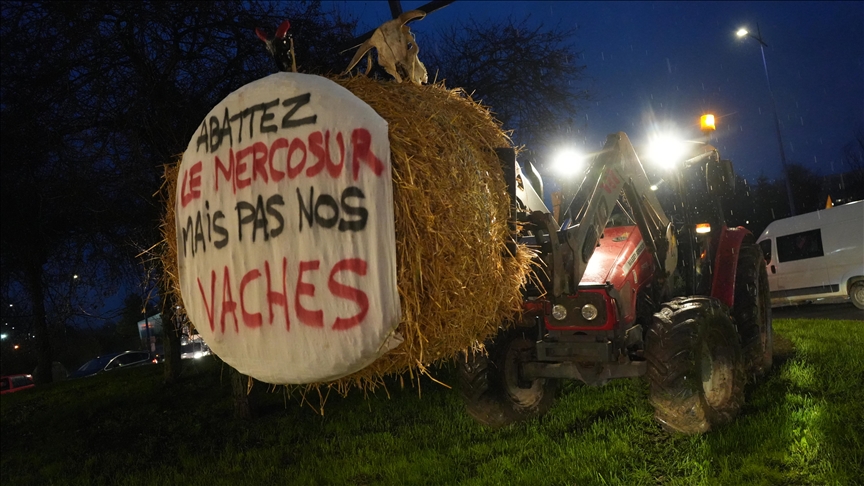 French farmers continue road blockades despite calls for Christmas truce