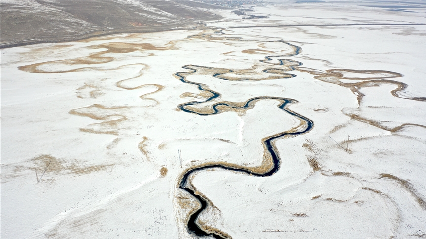 Dîmenê çemên li Deşta Goleyê yên ku bi berfê xemilîne bi dronê hatin kişandin