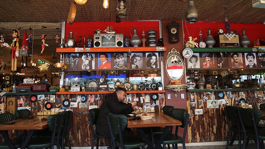 Në restorantin e tij ekspozon koleksionin unik të trashëguar nga gjyshi