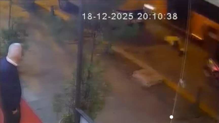 Eyüpsultan'da İETT şoförünün tartıştığı bisikletliye çarpıp kaçması kamerada 