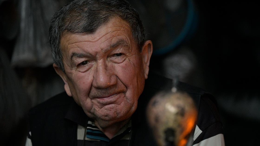 Manisalı çan ustası 65 yıldır atölyesinde üretim yapıyor