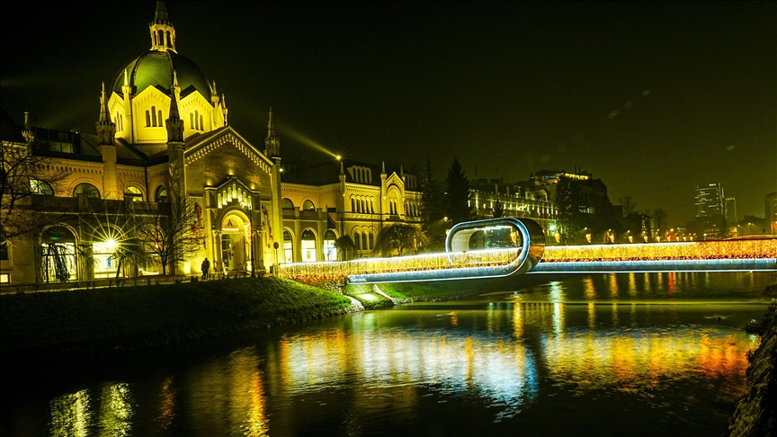 Urat dhe monumentet e Sarajevës ndriçohen për festat e fundvitit