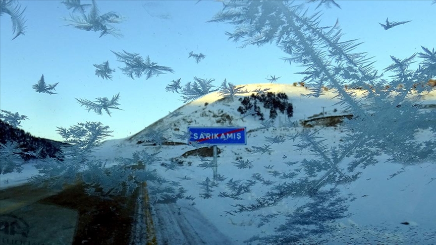 Erzurum, Kars ve Ardahan'da soğuk hava dondurdu