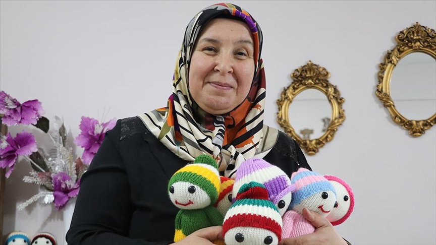 Turqi  me kukullat që krijon gëzon fëmijët jetimë