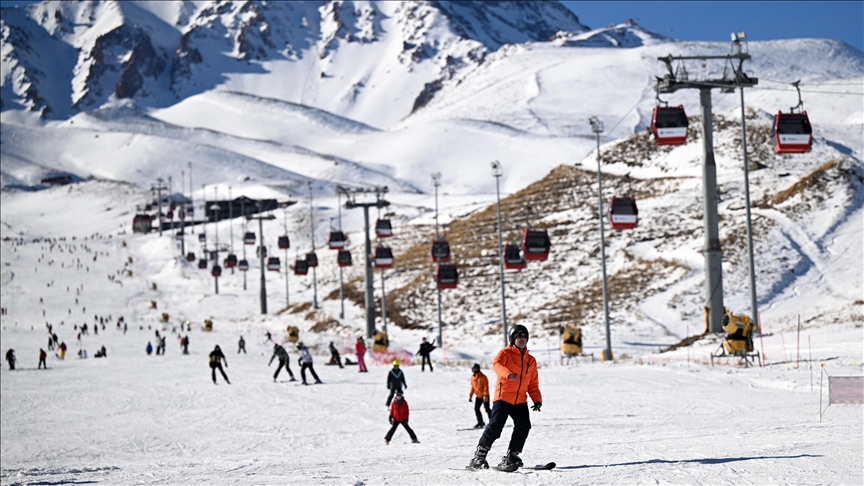 Kayak keyfi başlayan Erciyes'te, sezonun resmi açılışı yapıldı