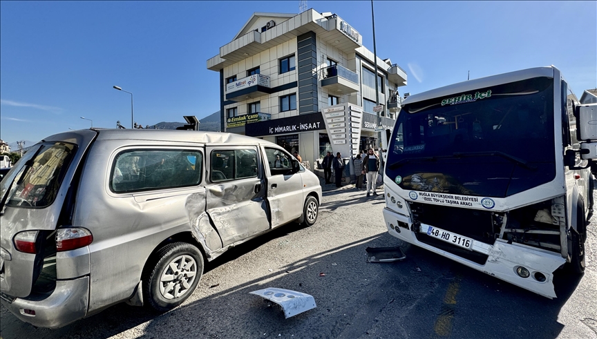 Li Fethiyeyê minibês û kamyonet li hev qelibîn, 13 kes birîndar bûn