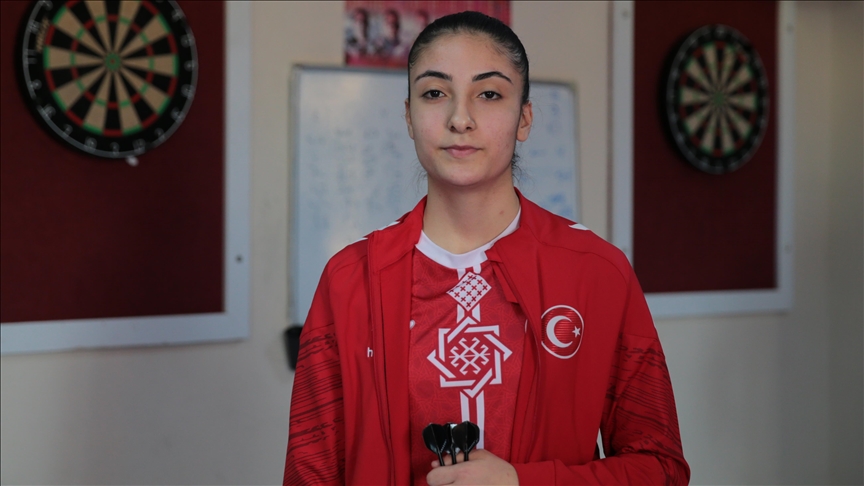 Hayali okçu olmaktı 15 yaşında dartta dünya şampiyonluğuna ulaştı