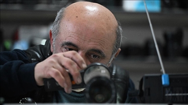 "Tek elle" sarıldığı mesleğinde fotoğraf makinelerine hayat veriyor