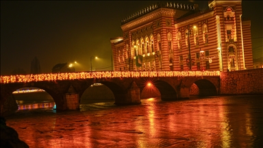 Осветлените сараевски мостови даваат посебен шарм на празничната атмосфера